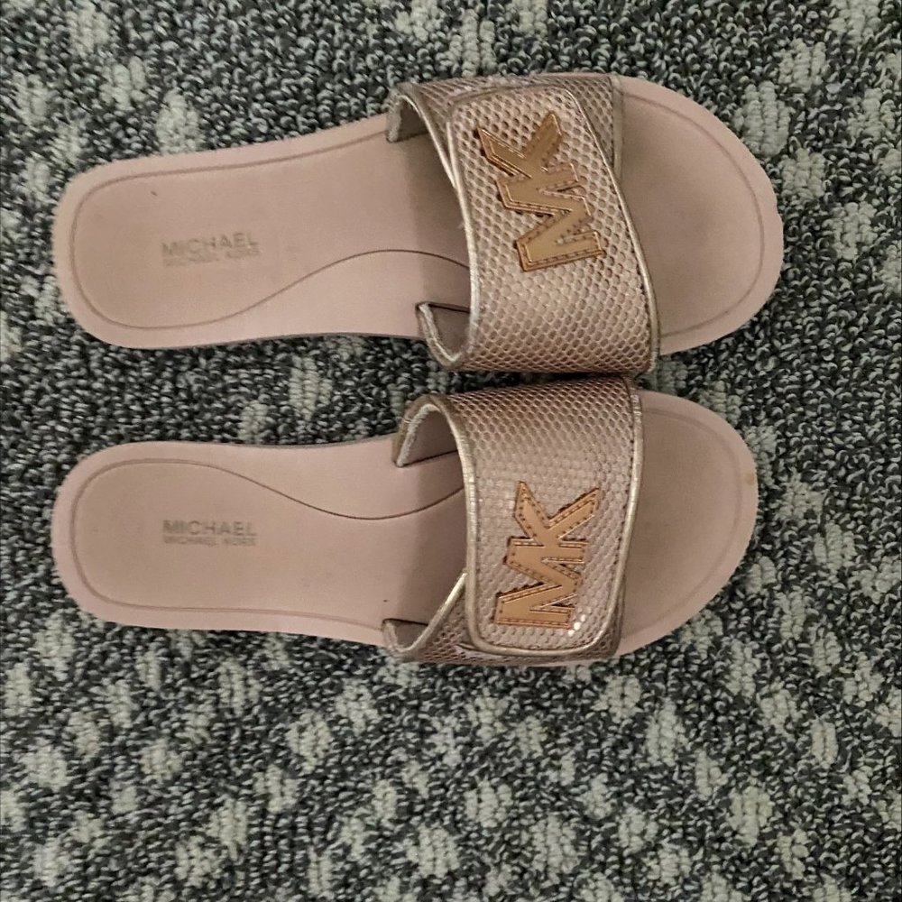 Micheal Kors size 7